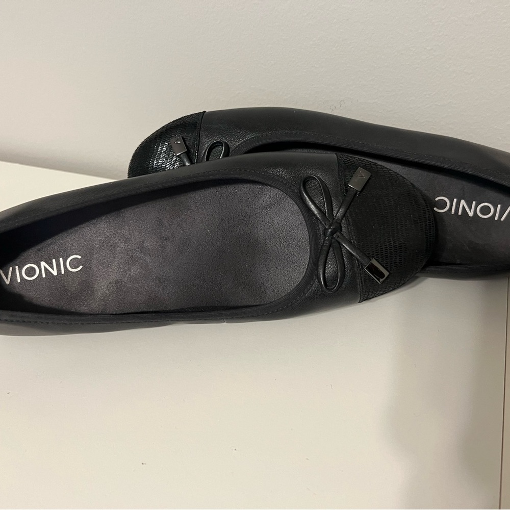 Like New Vionic Women’s Black flats